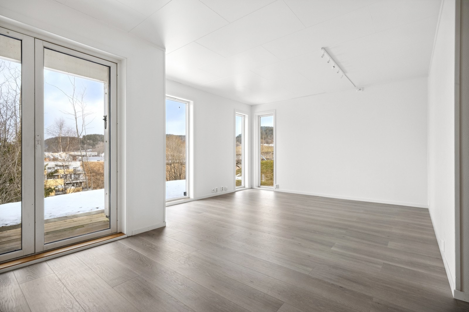 Romslig stue med store vindusflater. Galleribilde