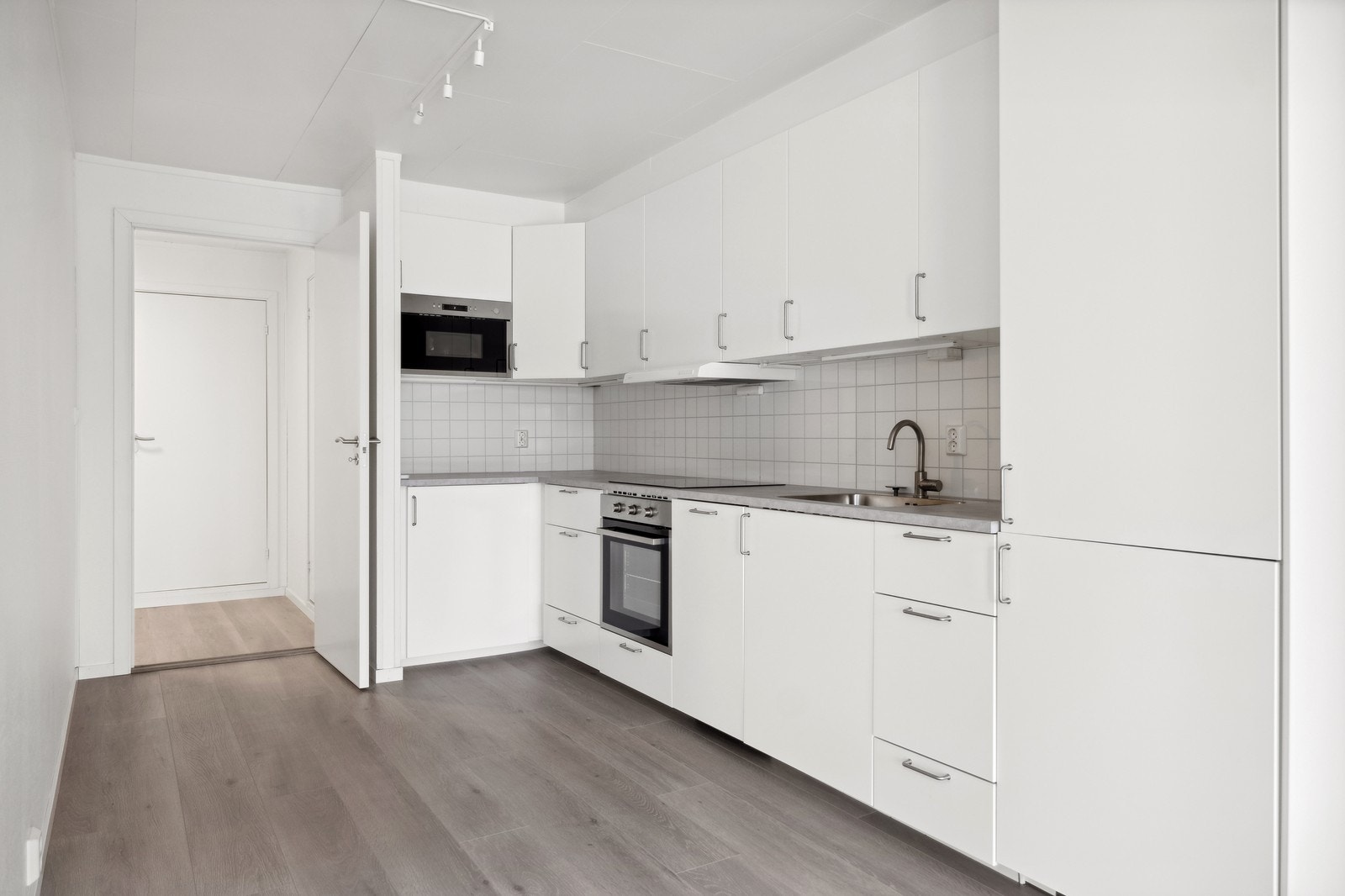 Kjøkken med integrerte hvitevarer. Galleribilde