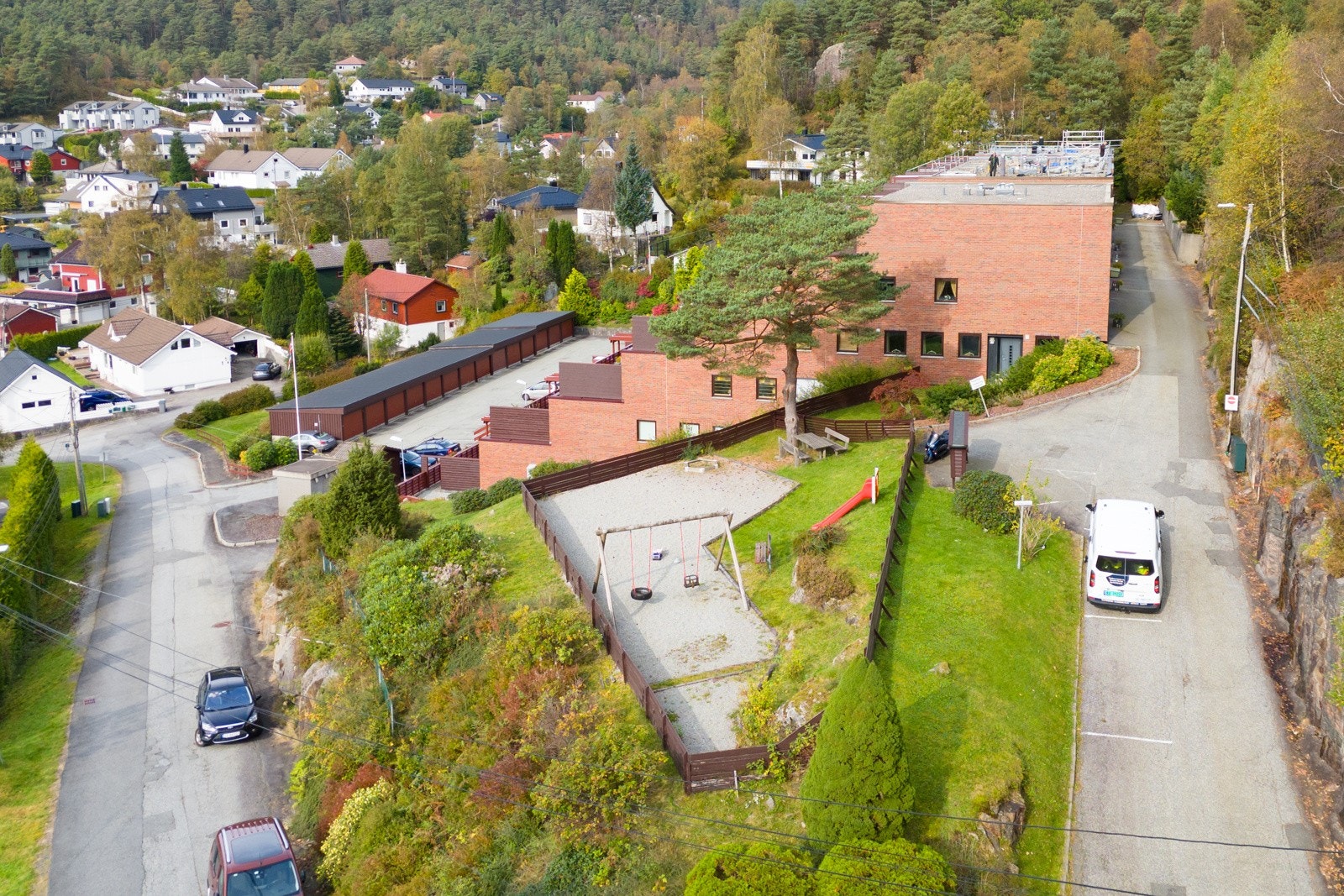Uteområdet er stort og romslig med grønn natur tett på boligen. Galleribilde