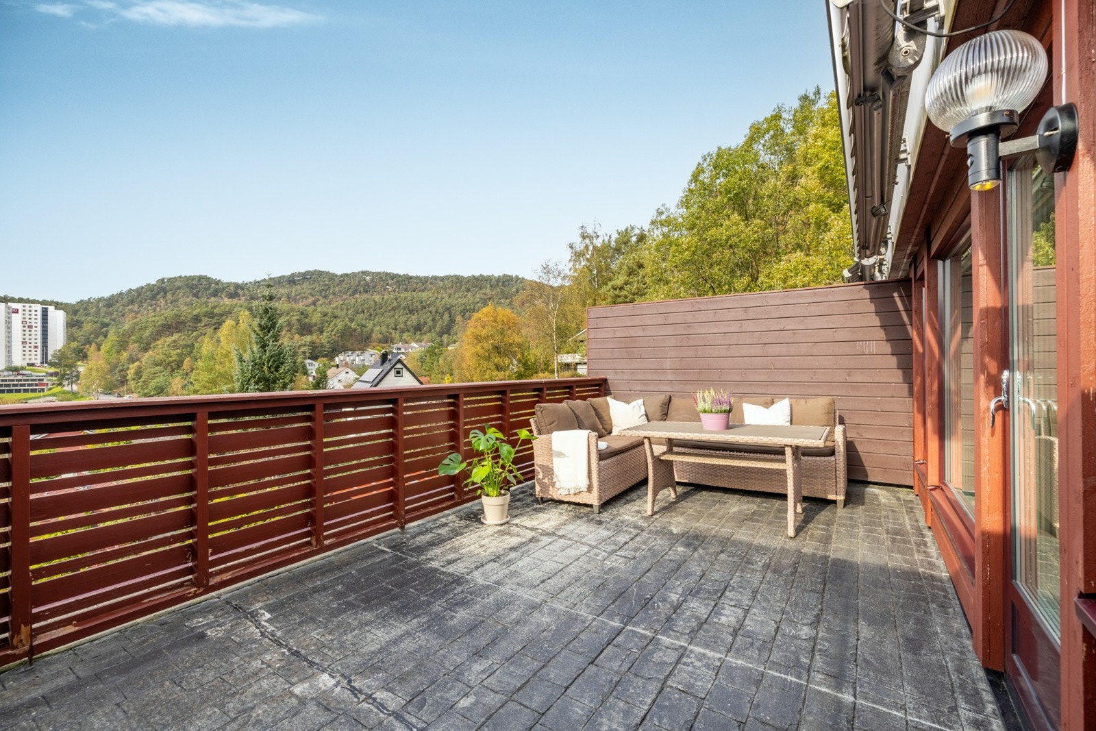 På flotte sommerdager fungerer balkongen som en fin forlengelse av stuen. Galleribilde