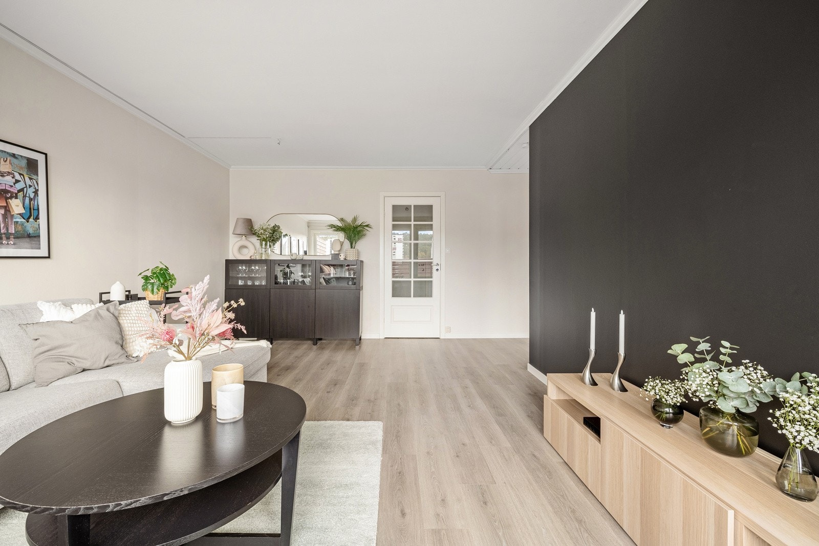 Gulvet er belagt med laminat og vegger har malte slette flater. Galleribilde
