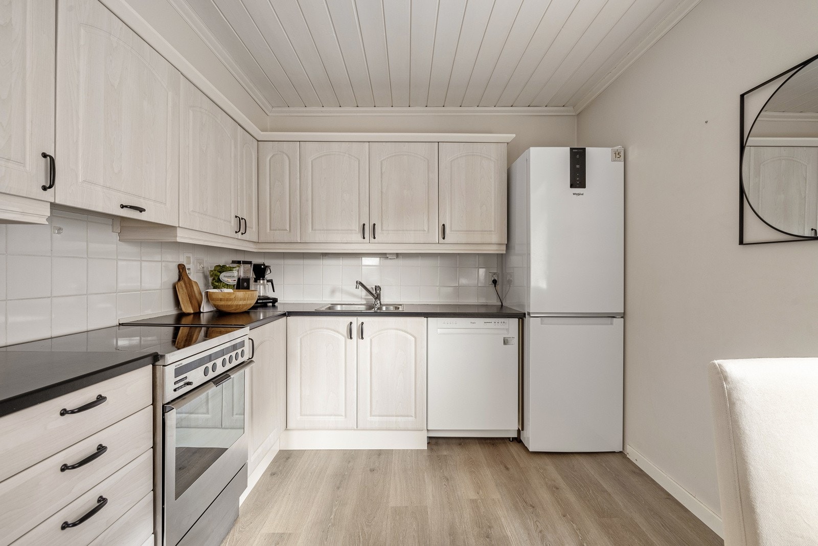 Innredningen består av profilerte fronter og laminat benkeplate med nedfelt vask av stål. Galleribilde