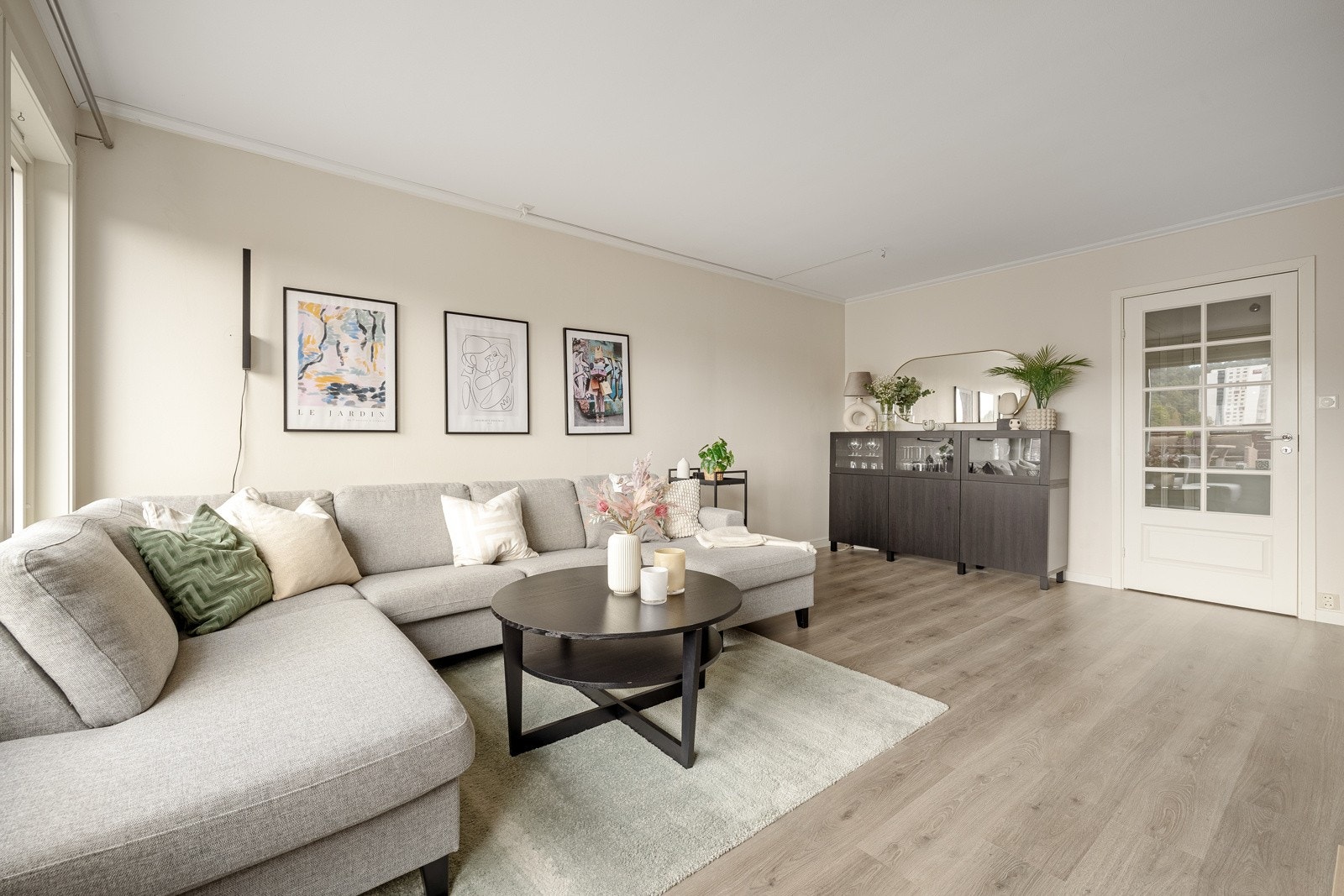 Her er det god plass til å innrede med både sofa- og spisegruppe. Galleribilde