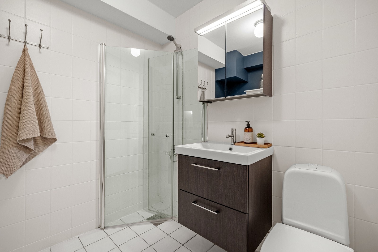 Innredning består av servant, toalett og dusj dører. Det er opplegg for vaskemaskin/tørketrommel. Galleribilde