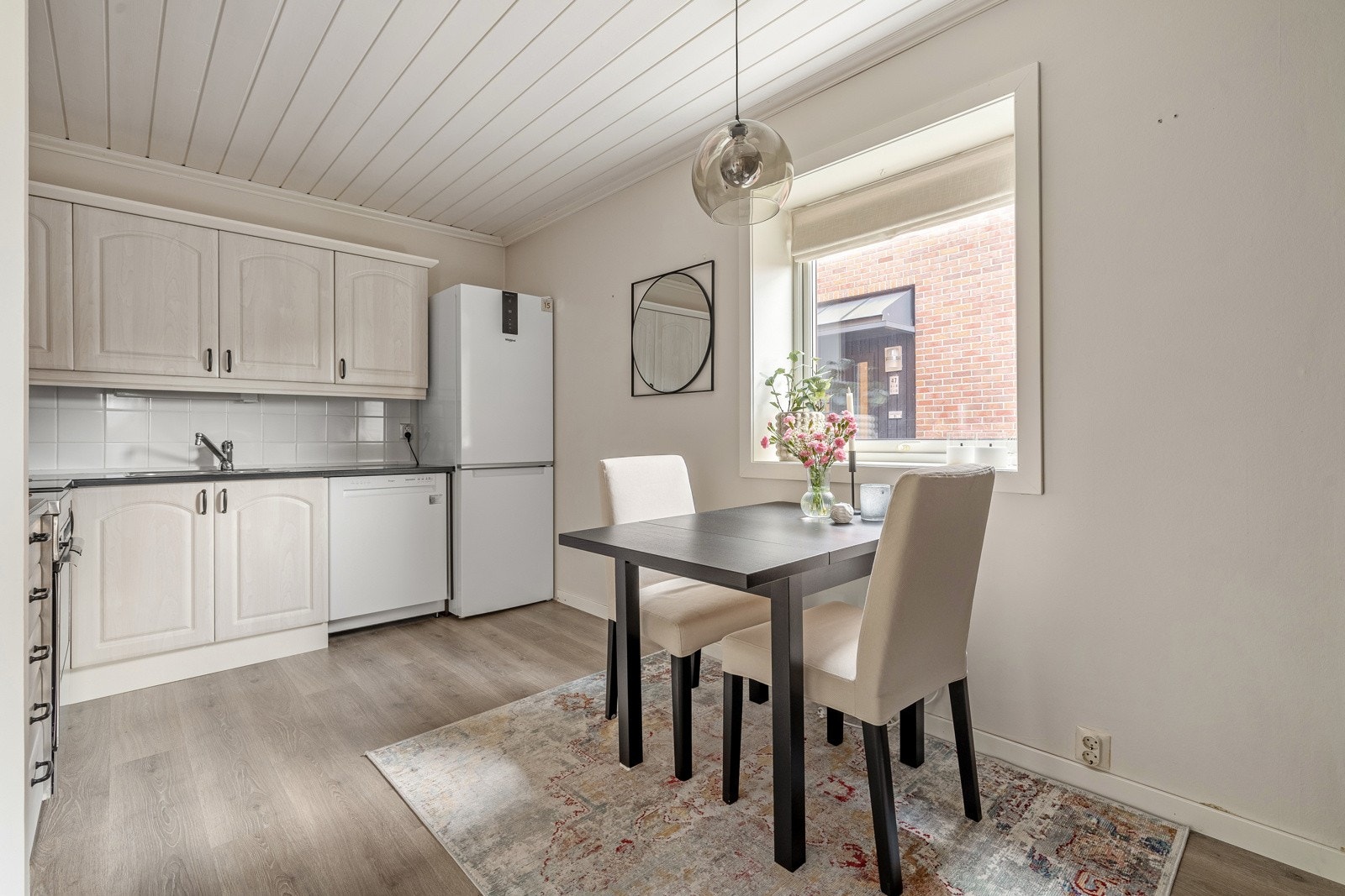 Det er plass til oppvaskmaskin, komfyr med stekeovn og kjøleskap. Galleribilde
