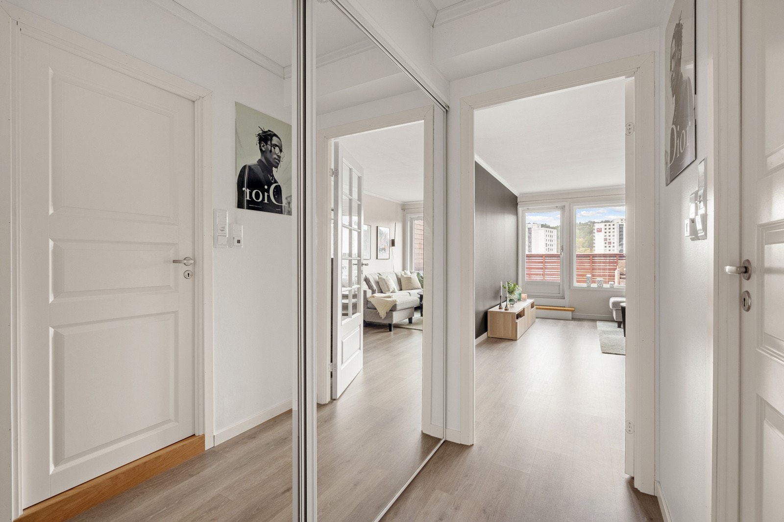 Man blir ønsket velkommen hjem i en romslig entrésom måles til 4 kvm. Det er en plassbygget garderobe med god plass til yttertøy og sko. Galleribilde