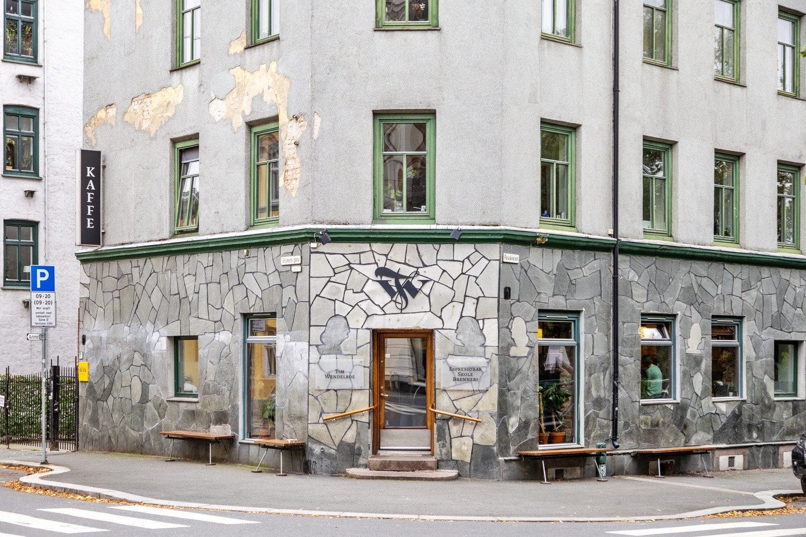 Kaffe. Det er flere hyggelige café og spisesteder i nærområdet. Galleribilde