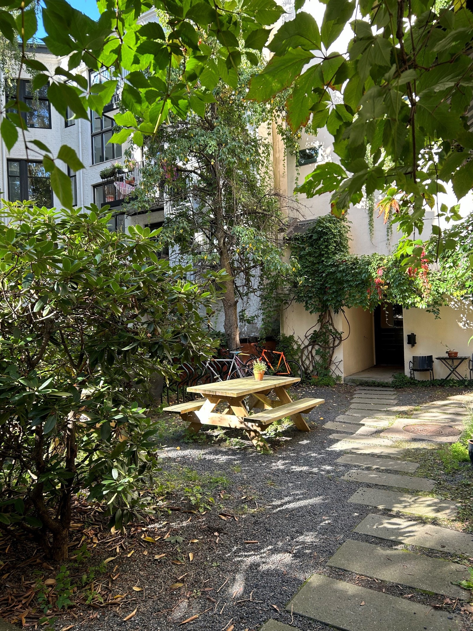 Bakgård med sittegruppe og plass til sykler. Galleribilde