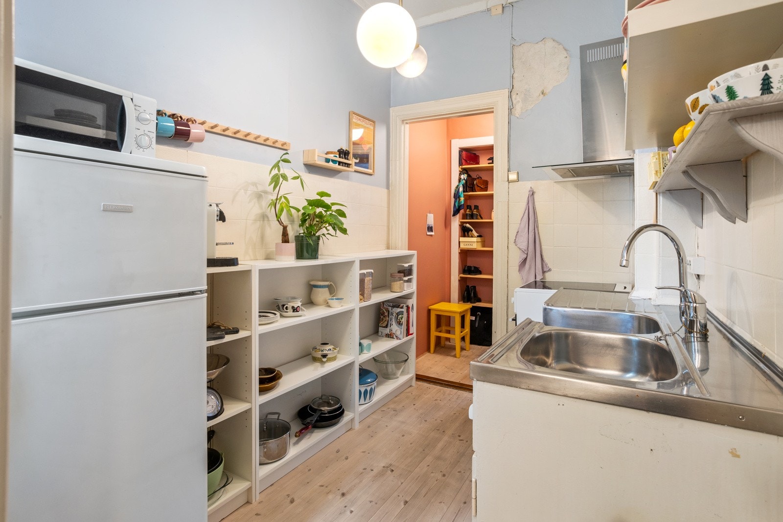 Malt kjøkkeninnredning og hyllesystem for oppbevaring. Galleribilde