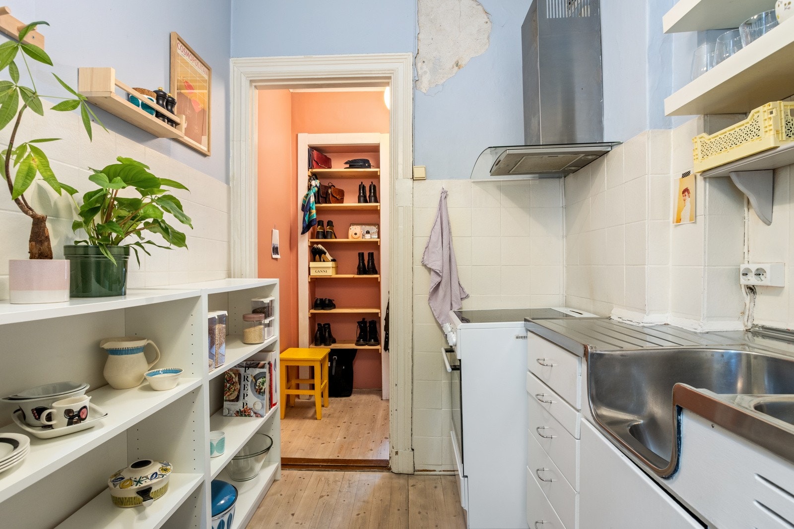 Kjøkkenet er mellom gangen og badet. Galleribilde