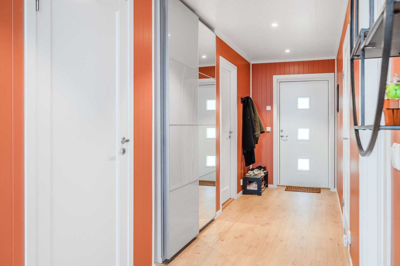I entréen er det god oppbevaringsplass i medfølgende skyvedørsgarderobe, samt ytterligere plass til sko og oppheng av yttertøy. Galleribilde
