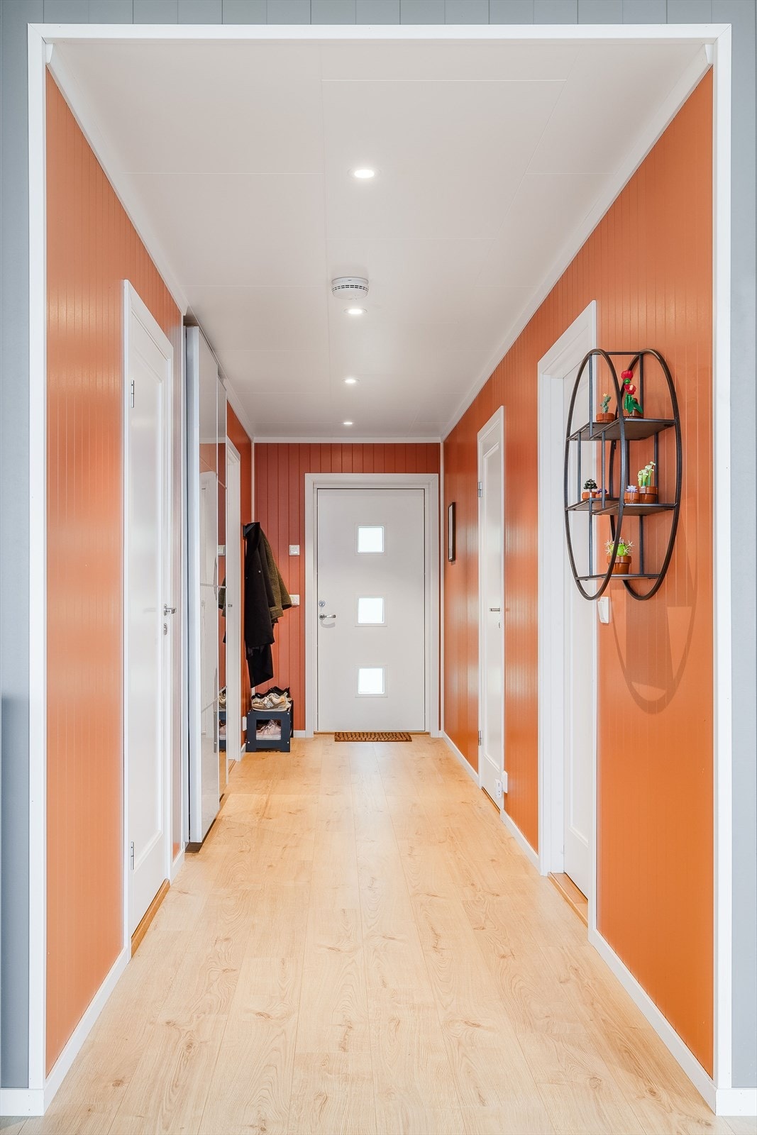 Når du entrer boligen kommer du inn i en flott og praktisk entré med downlights i himlingen. Galleribilde