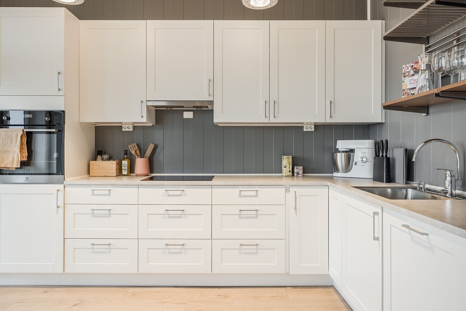 Innredningen har lyse profilerte fronter og laminert benkeplate med nedfelt oppvaskkum. Galleribilde