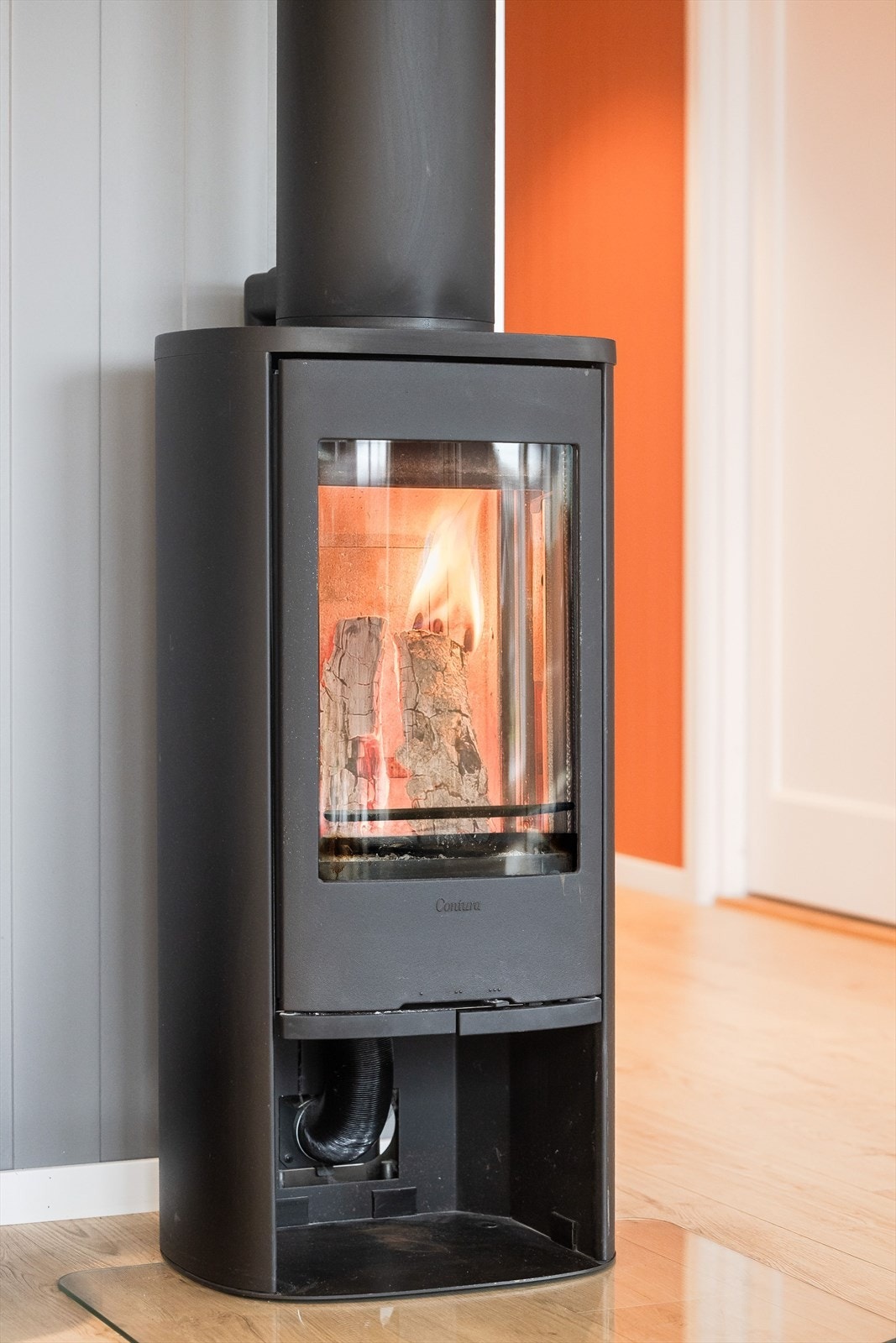 Den moderne vedovnen fra Contura gir både god varme og bidrar til ekstra hygge på de kaldere høst- og vinterdagene. Galleribilde