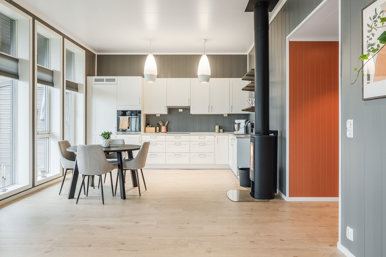 Kjøkkenet har medfølgende integrerte hvitevarer som nedfelt platetopp, stekeovn i høyskap, oppvaskmaskin og kjøleskap med frysedel. Galleribilde