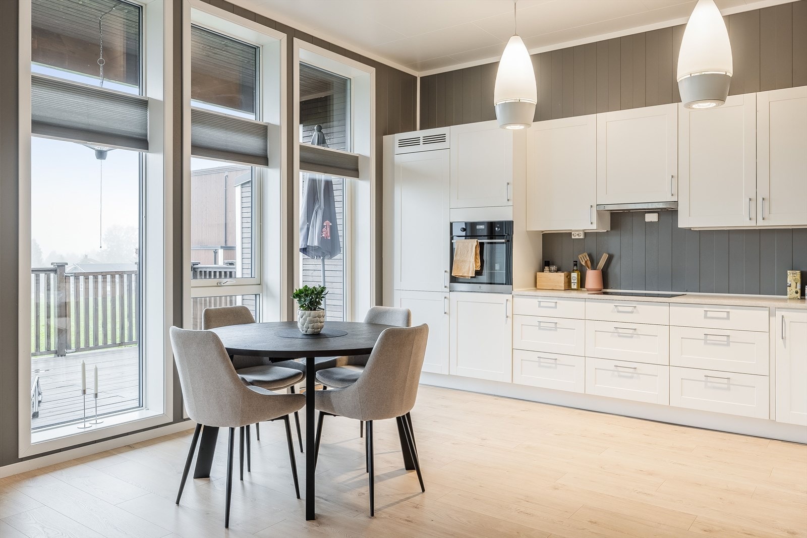 Det er montert praktiske plissegardiner i vinduene. Galleribilde