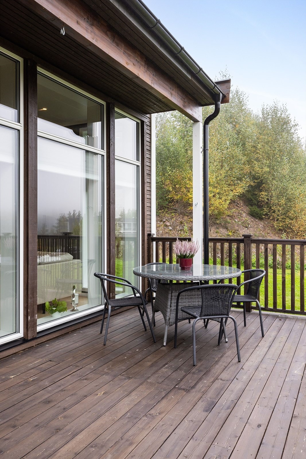 Terrassen har terrassebord på gulv og god plass til flere ulike sittegrupper etter eget ønske og behov. Galleribilde