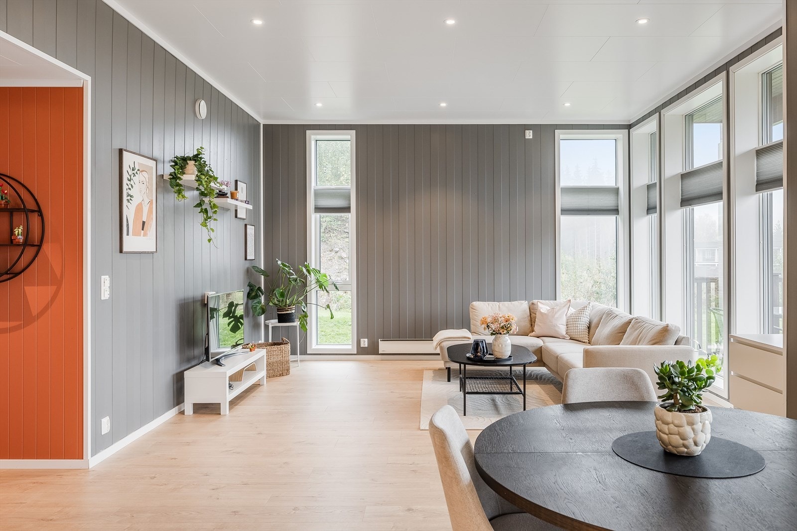 Videre kommer du inn til stuen som er det naturlige oppholdsrommet i boligen. Galleribilde