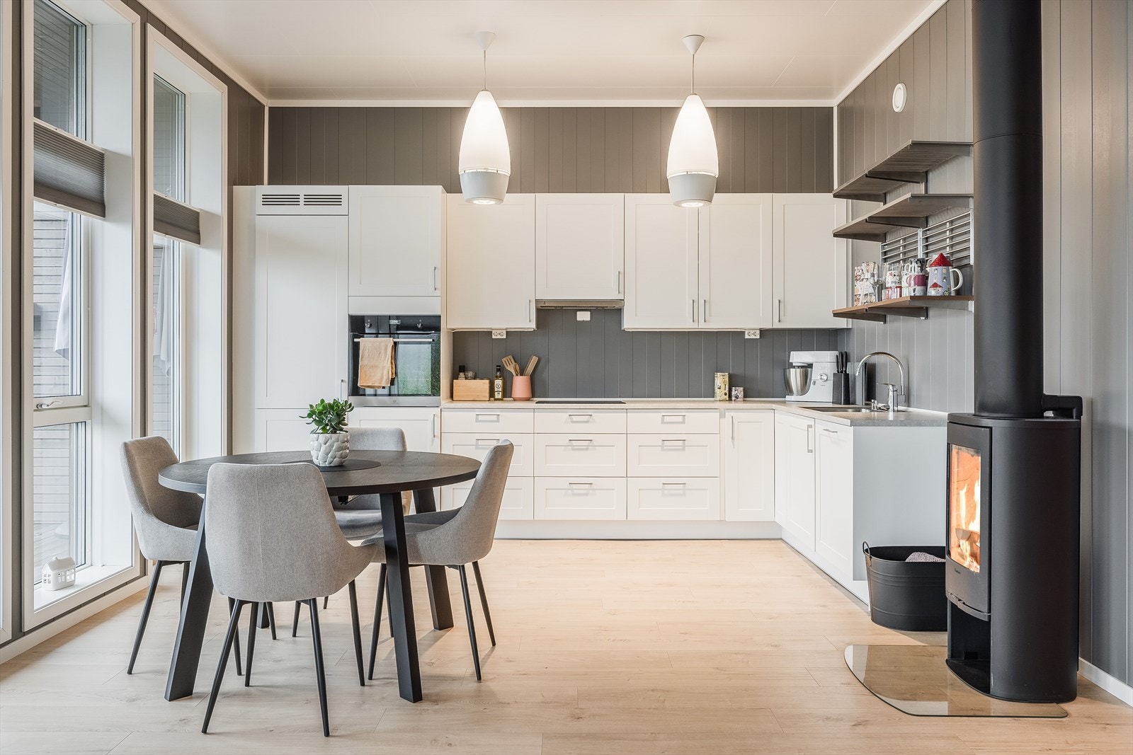 I tilknytning til kjøkkenet er det naturlig plass til et spisebord som blir et naturlig samlingspunkt. Galleribilde