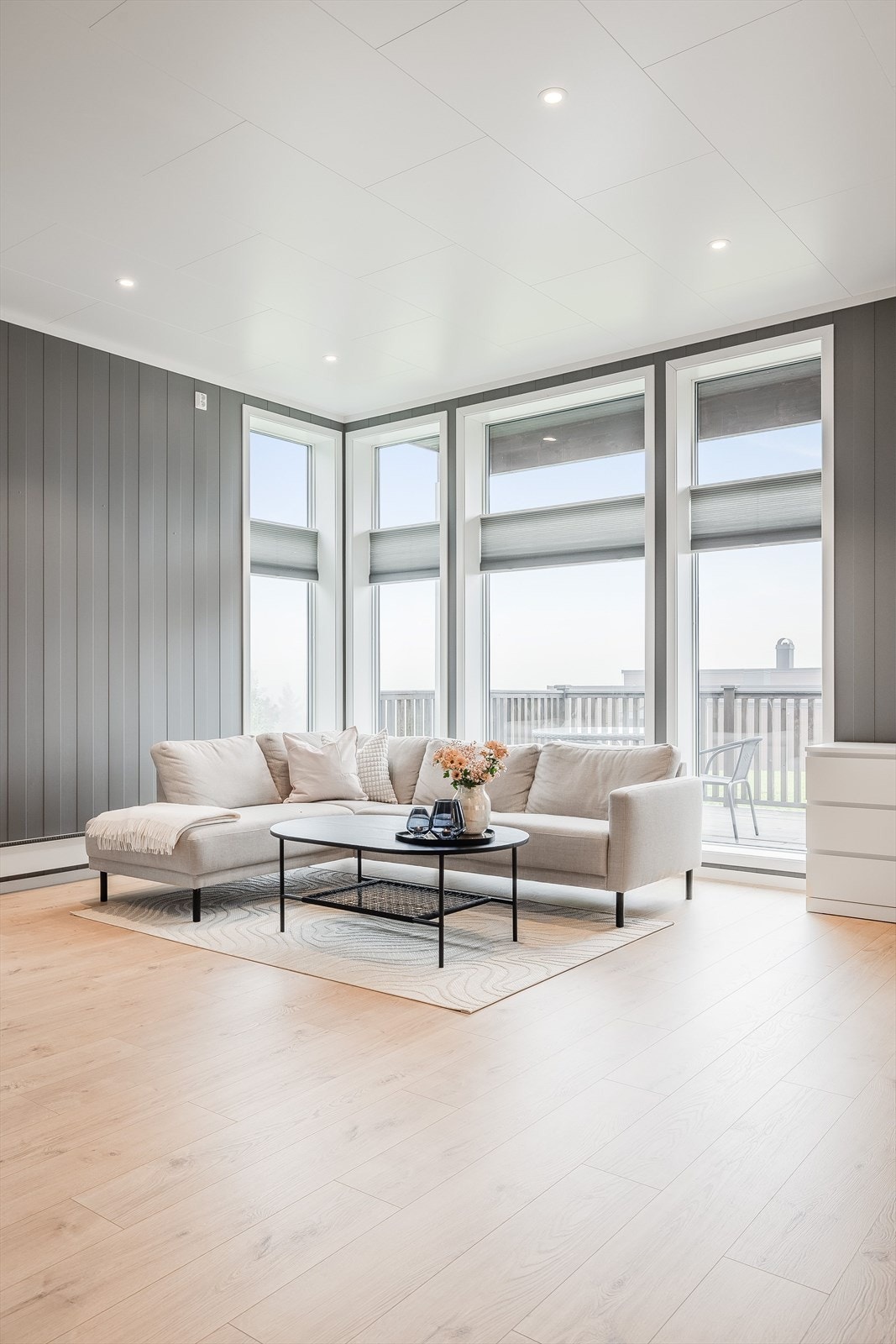 God og moderne standard med lys enstavs laminat på gulv, malte panelplater på veggene, skjult elektrisk anlegg og downlights i himlingen. Galleribilde