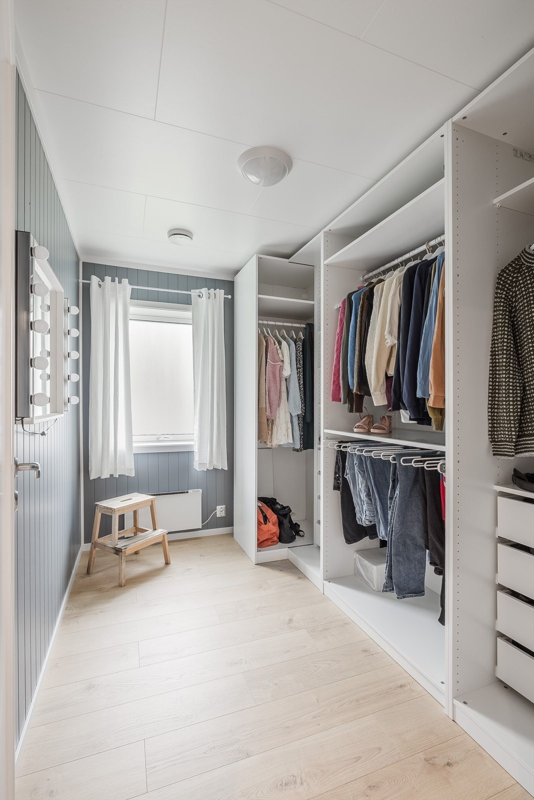 Soverom 2 er i dag innredet som et garderoberom. Her har du rikelig med oppbevaringsplass i åpen garderobeløsning med skuffer, hyller og oppheng. Galleribilde