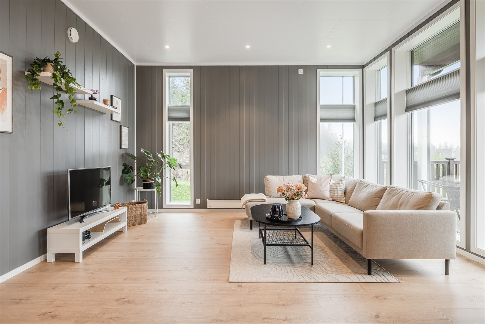 I stuen har du god plass til stor sofagruppe med salongbord og mediemøblement med TV. Galleribilde