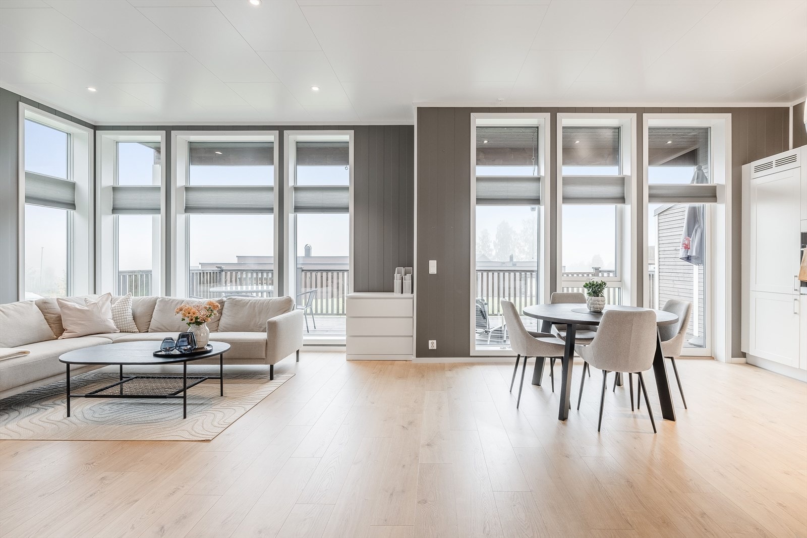 Stuen har flere store vindusflater fra gulv til tak som sørger for rikelig med naturlig lys. Galleribilde