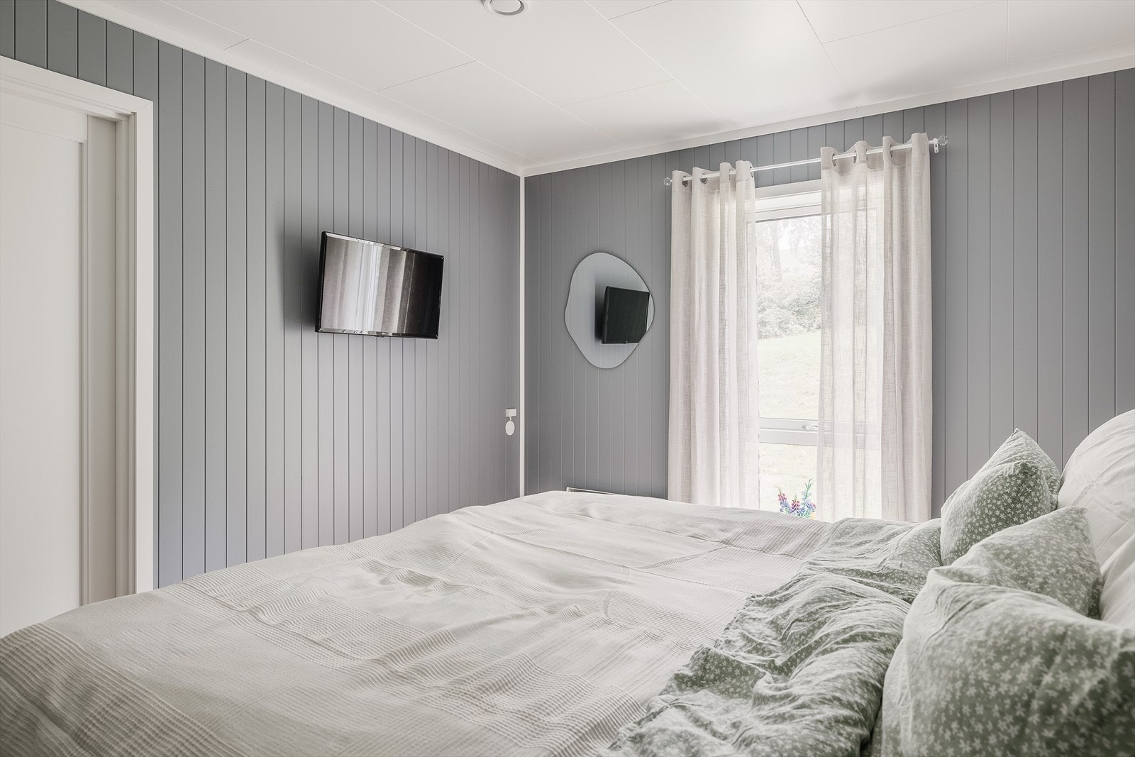 Soverommet har god standard med pen enstavs laminat på gulv, malte panelplater på veggene og skjult elektrisk anlegg. Galleribilde