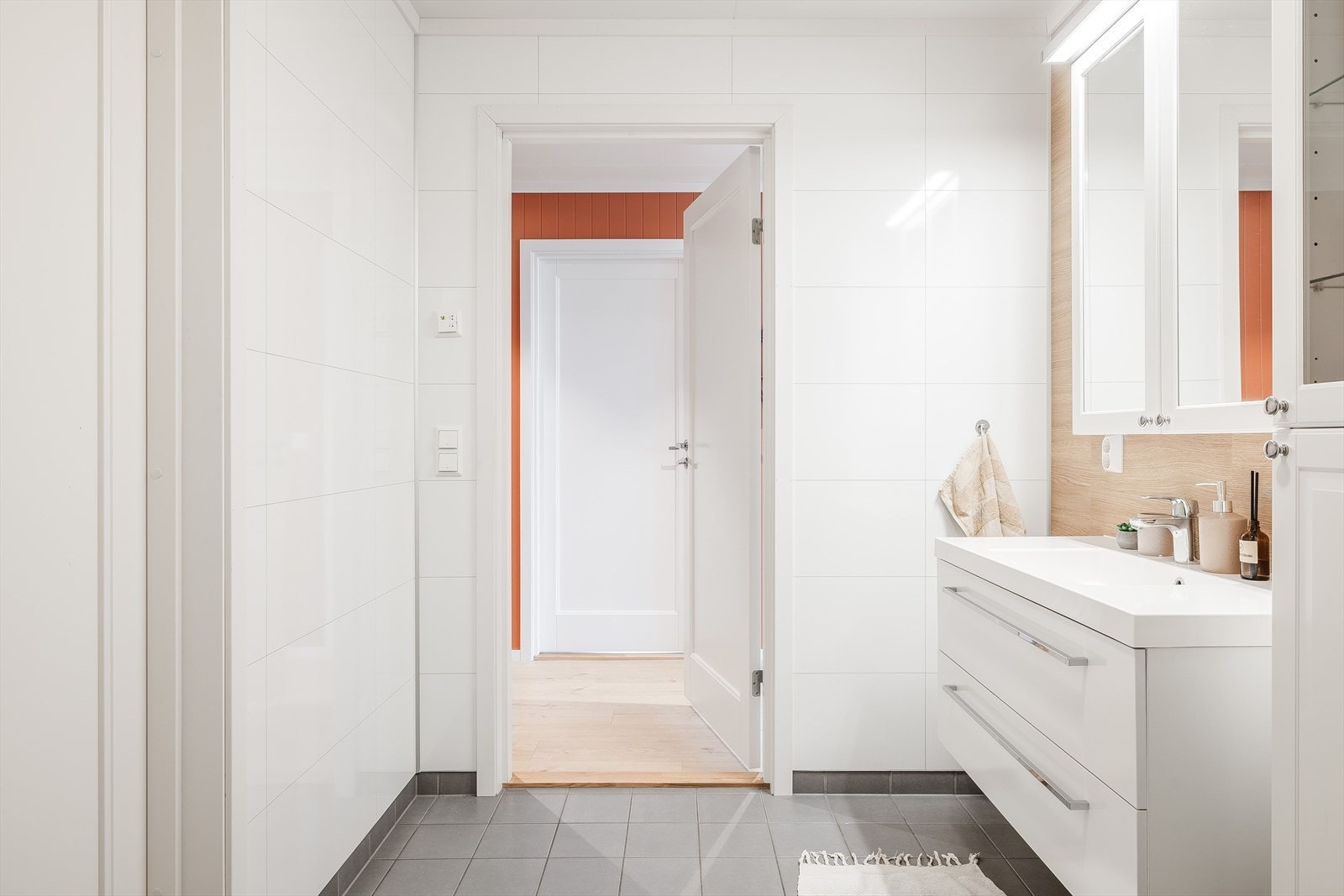 Baderommet har grå fliser på gulv med gulvvarme, våtromsplater på veggene og balansert ventilasjon. Galleribilde