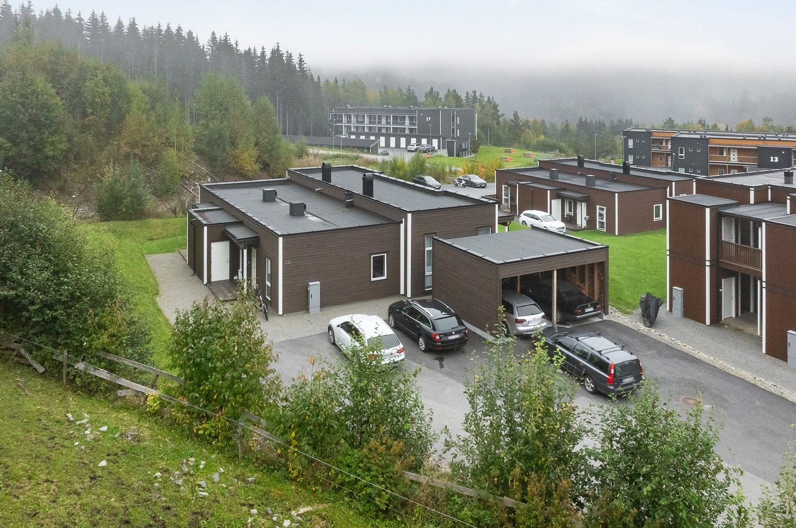 I tillegg disponerer boligen en carport på ca. 13m². Boligen har en landlig og rolig beliggenhet i et nyere boligfelt ca. 3 km nord for Brumunddal sentrum. Her bor du med fine turmuligheter omtrent rett utenfor døren. Galleribilde