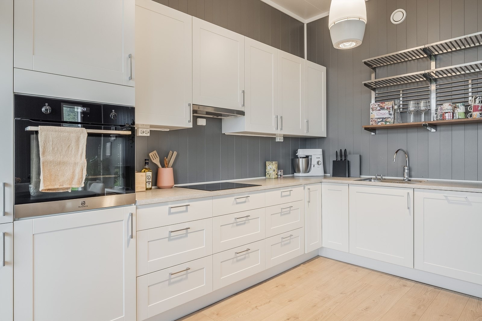 Lys og pen kjøkkeninnredning fra 2019 med god skap- og benkeplass. Kjøkkenet er fullt utstyrt med integrerte hvitevarer som medfølger i handelen. Galleribilde