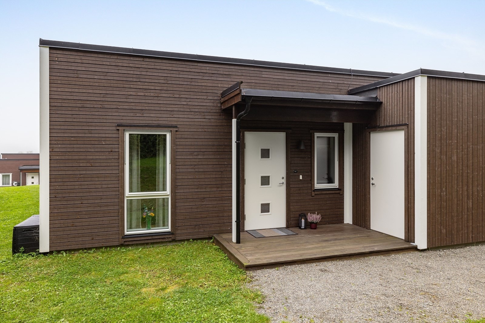 Du ønskes velkommen inn via et overbygget inngangsparti med terrasseplatting. Her har du også adkomst til en praktisk utvendig bod på ca. 4m². Galleribilde