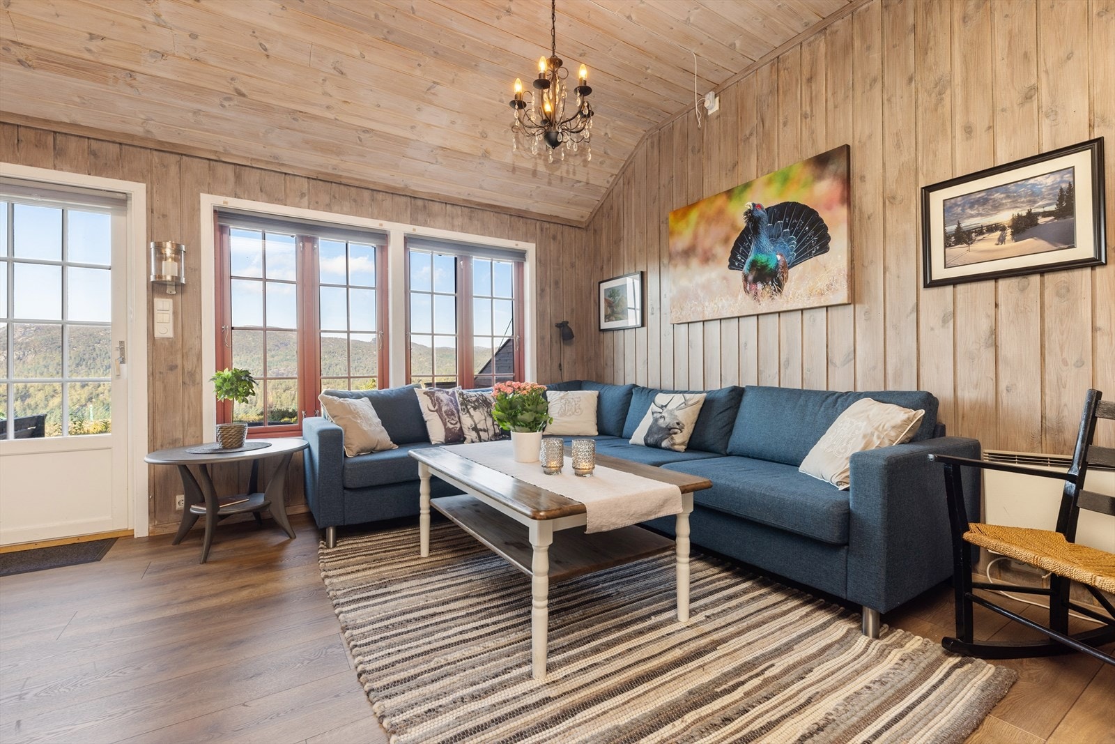 Stuen har utgang til romslig terrasse Galleribilde