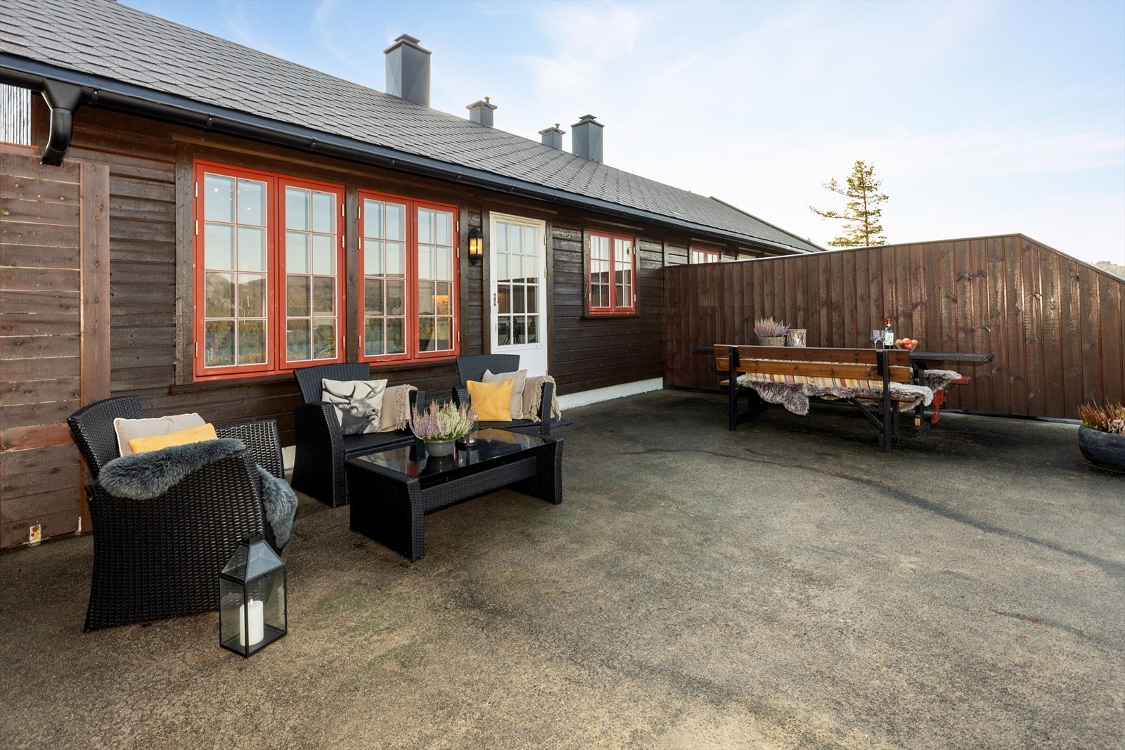 Romslig og hyggelig uteplass Galleribilde