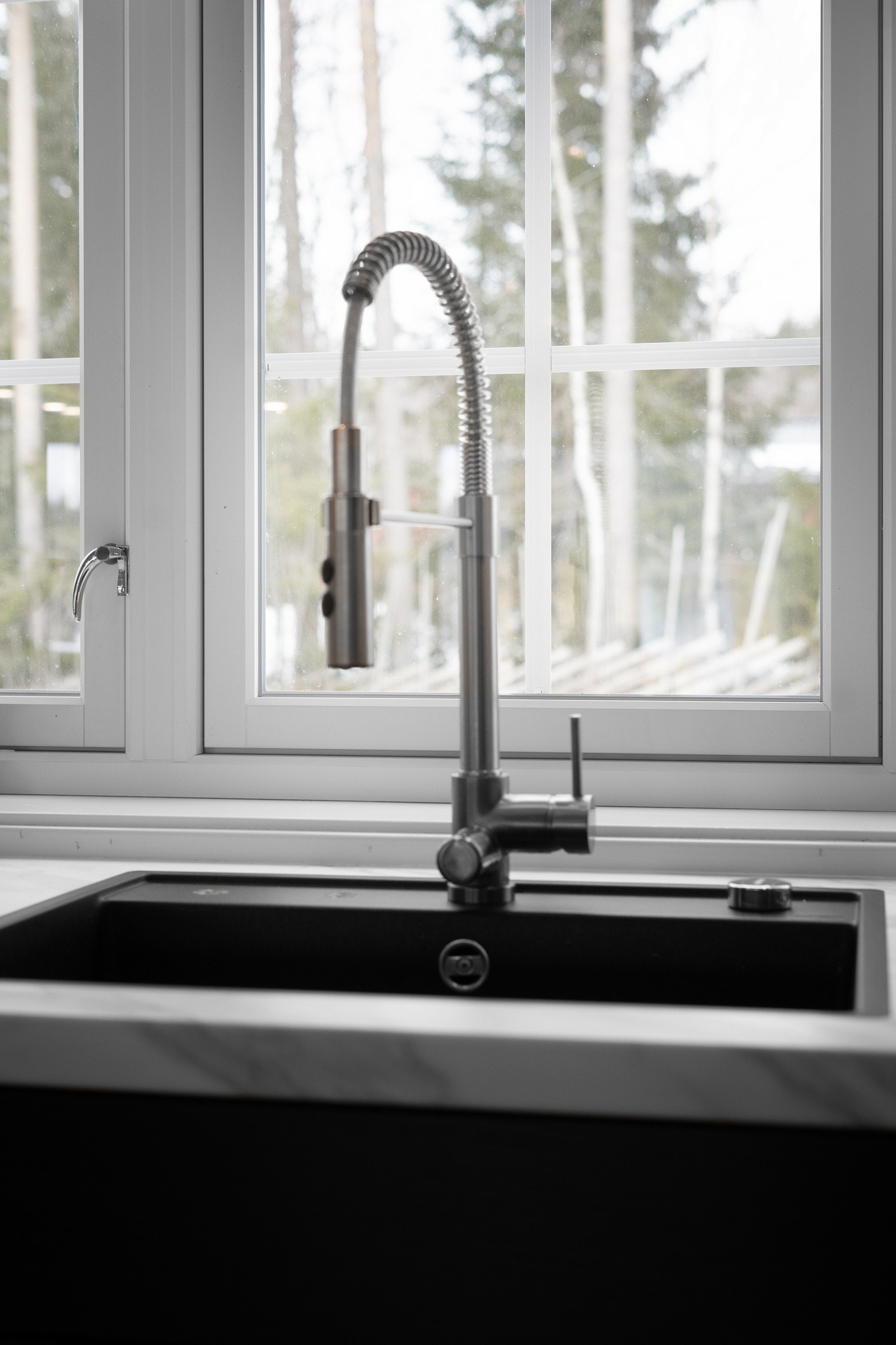 Nedfelt vask i kompositt og 1-greps kjøkkenarmatur. Galleribilde