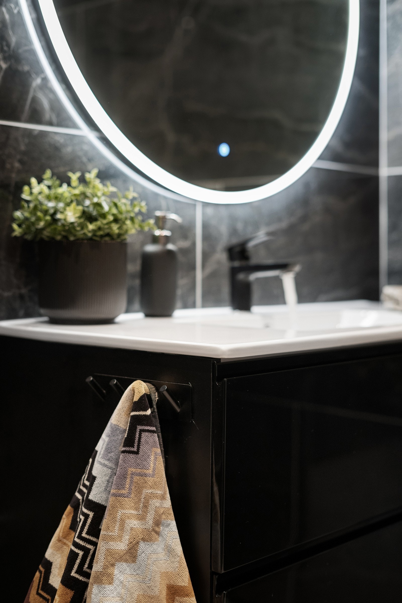 Baderomsdetaljer. Galleribilde