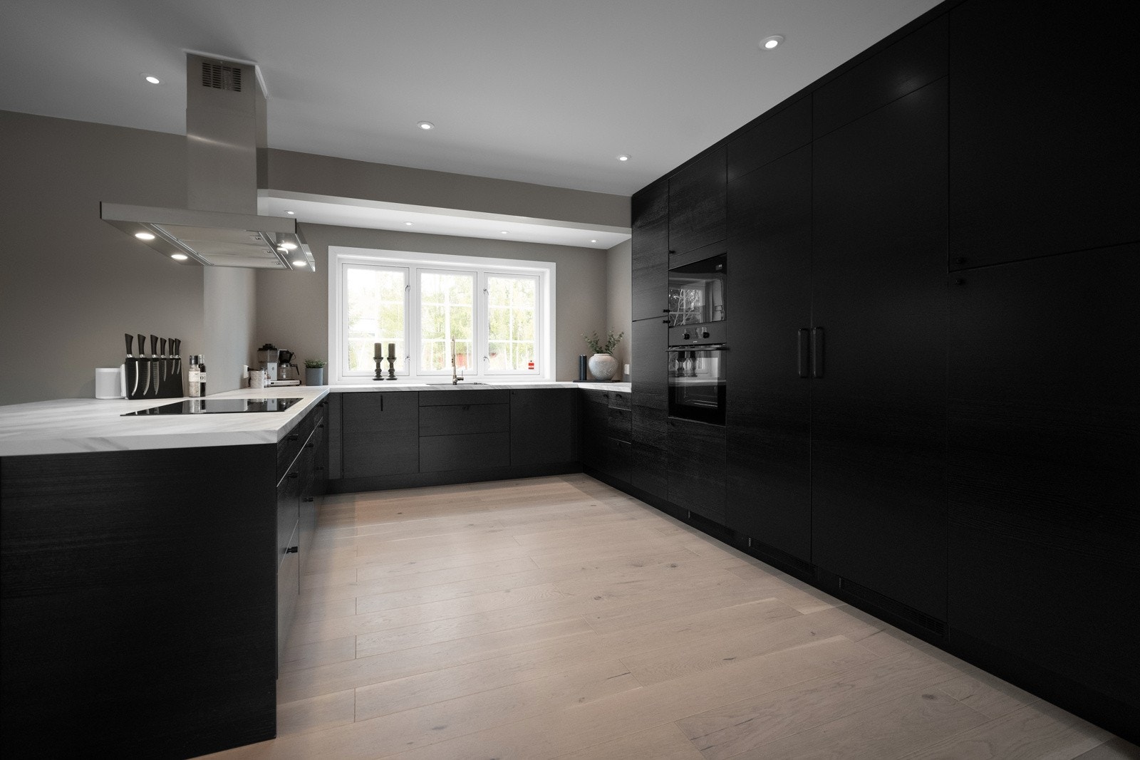 Moderne kjøkken med glatte fronter. Galleribilde