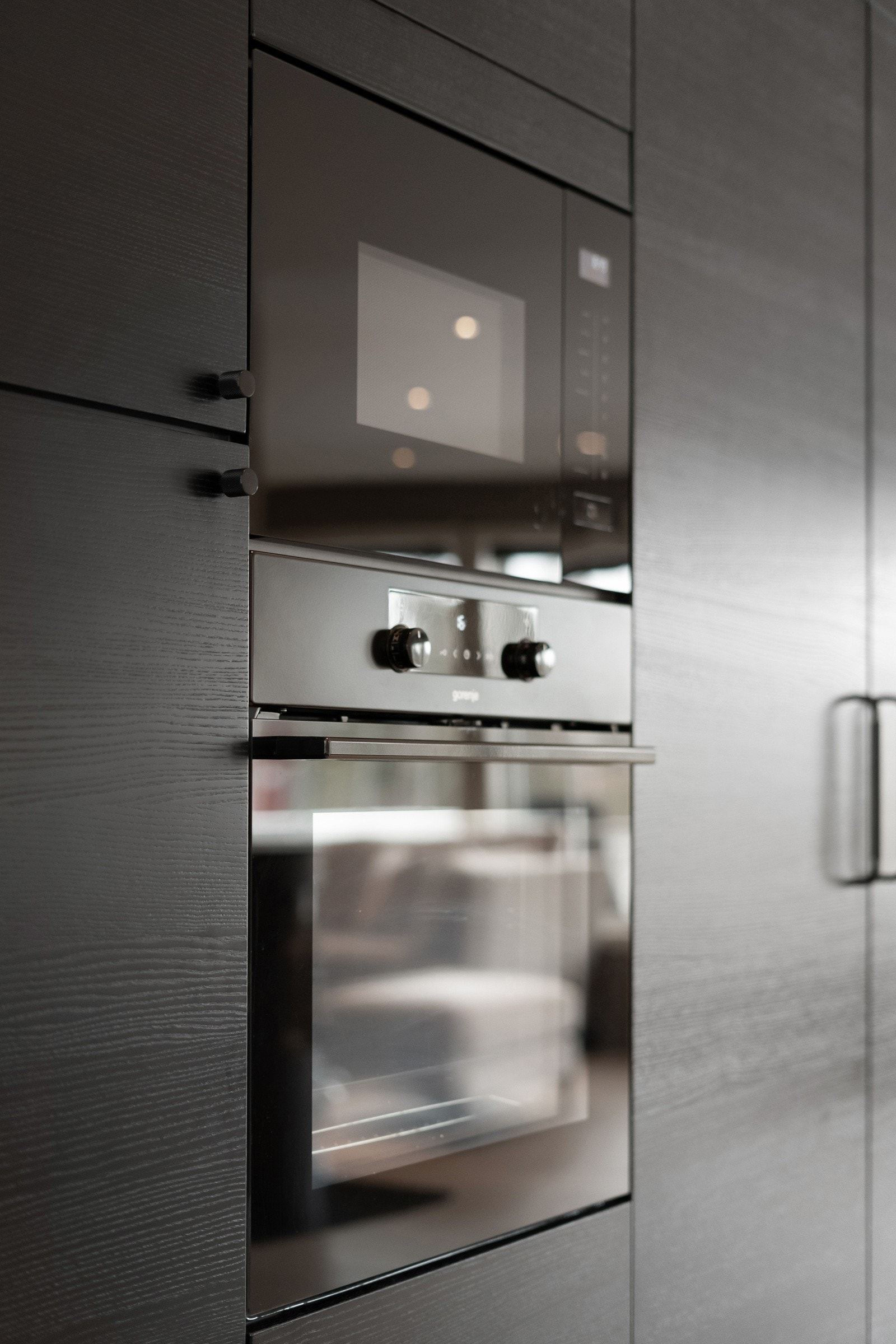 Innredningen har integrert stekeovn, oppvaskmaskin, induksjonstopp, mikro, kjøleskap og fryseskap. Galleribilde