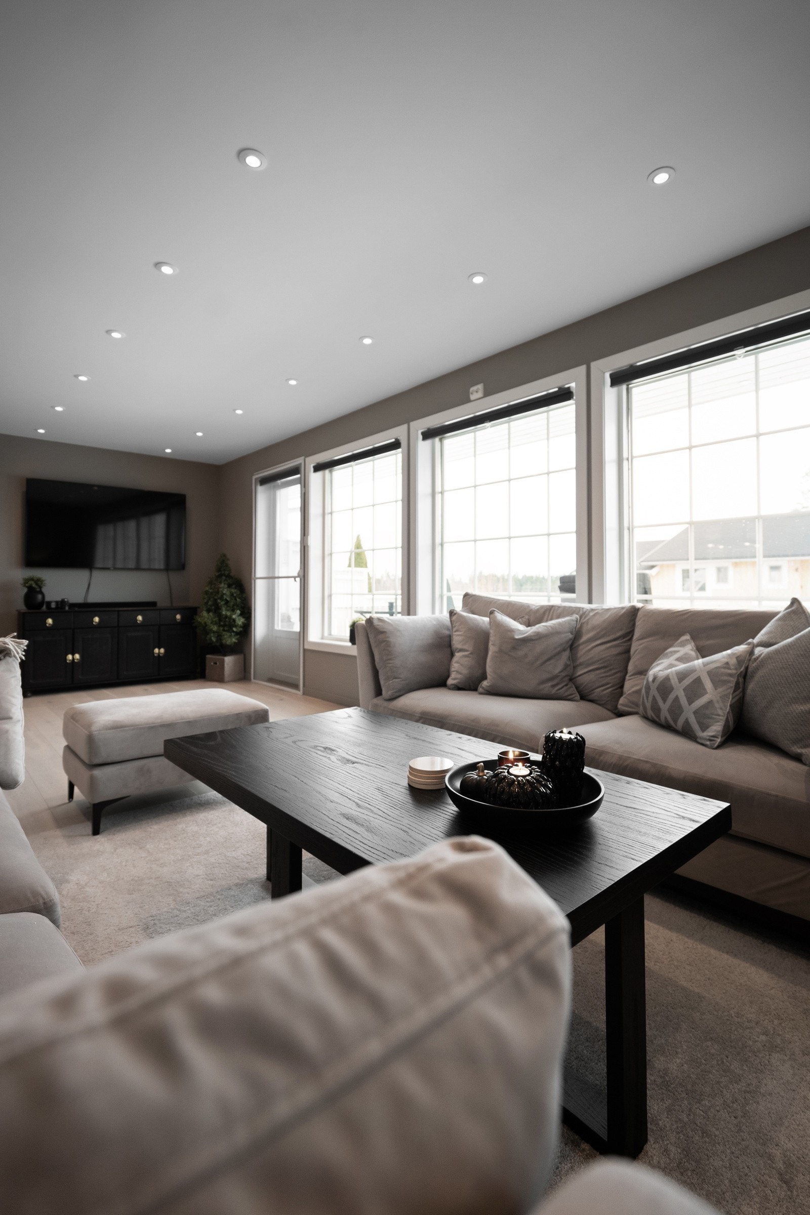 Med store vindusflater i stuen får man inn godt med daglys. Galleribilde