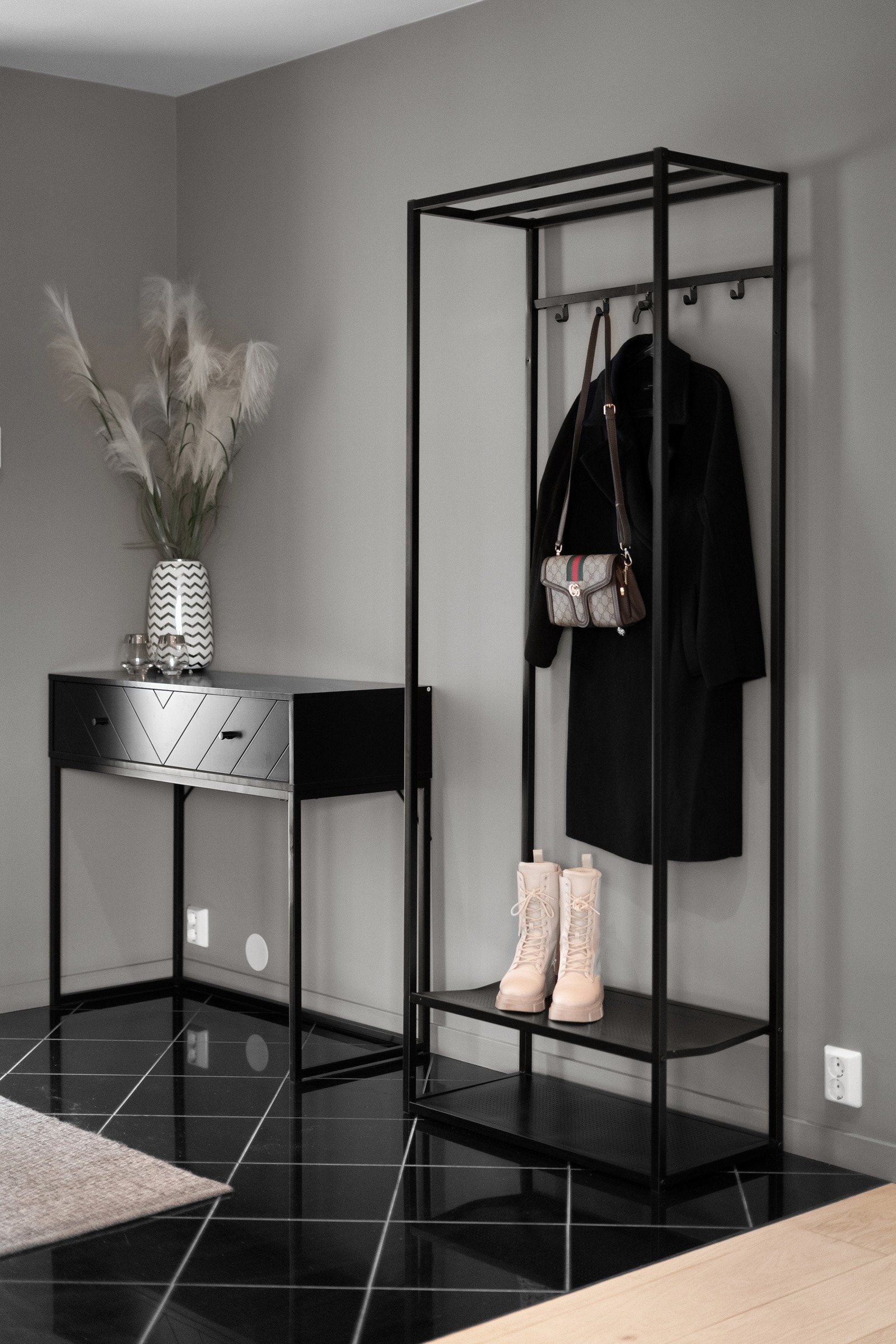 Entrè med klesoppbevaring. Galleribilde