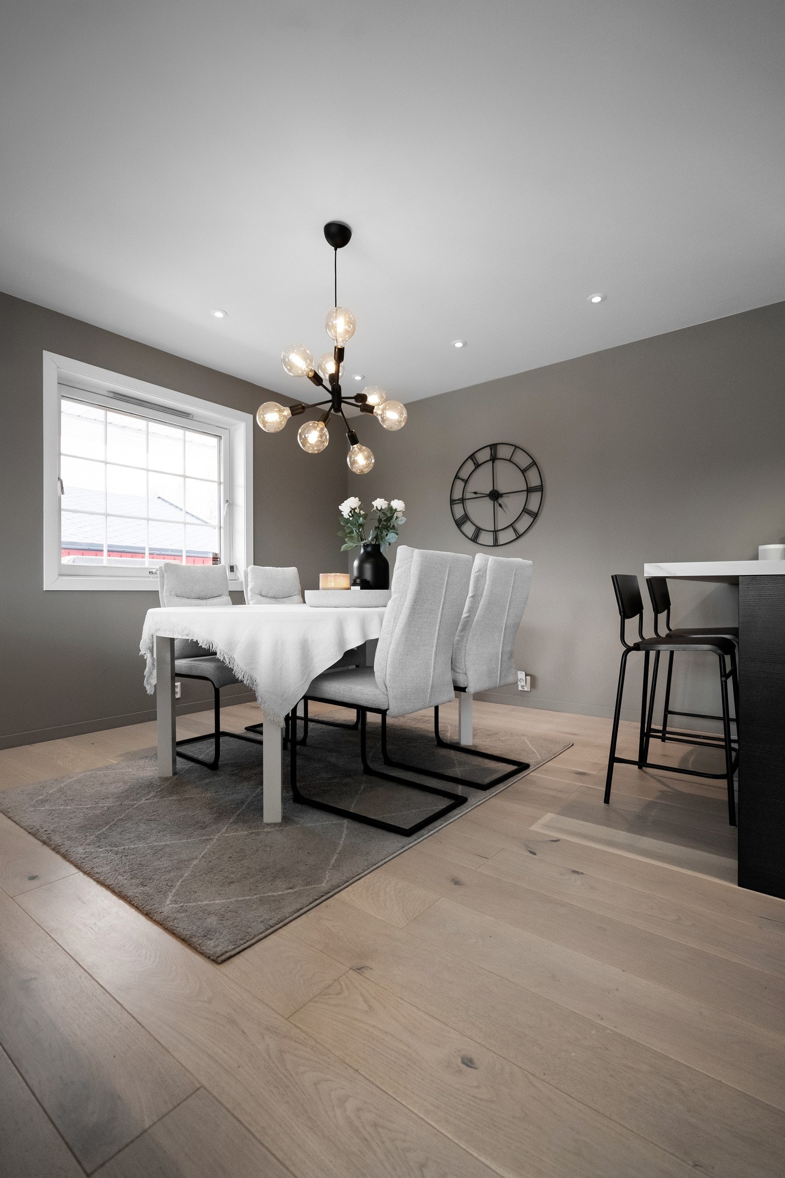 Det er god plass til spisestue i tilknytning kjøkkenet. Galleribilde