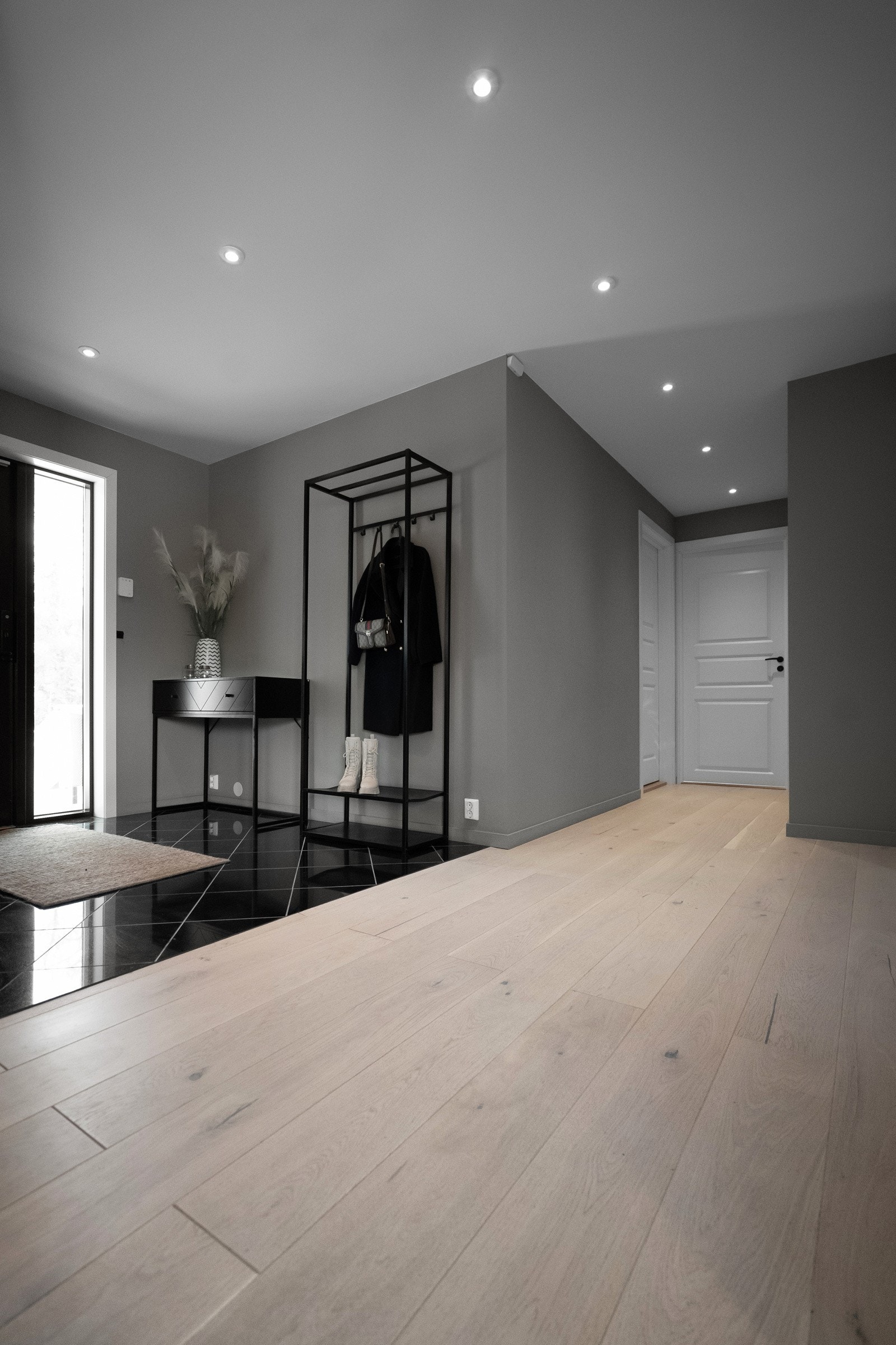 Du kommer inn i en hyggelig entré på hovedplan. Galleribilde