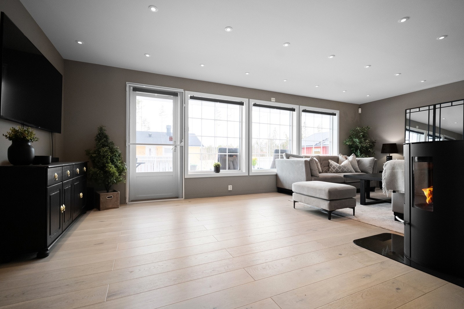 Det er luftig og åpen løsning mellom stue og kjøkken. Galleribilde