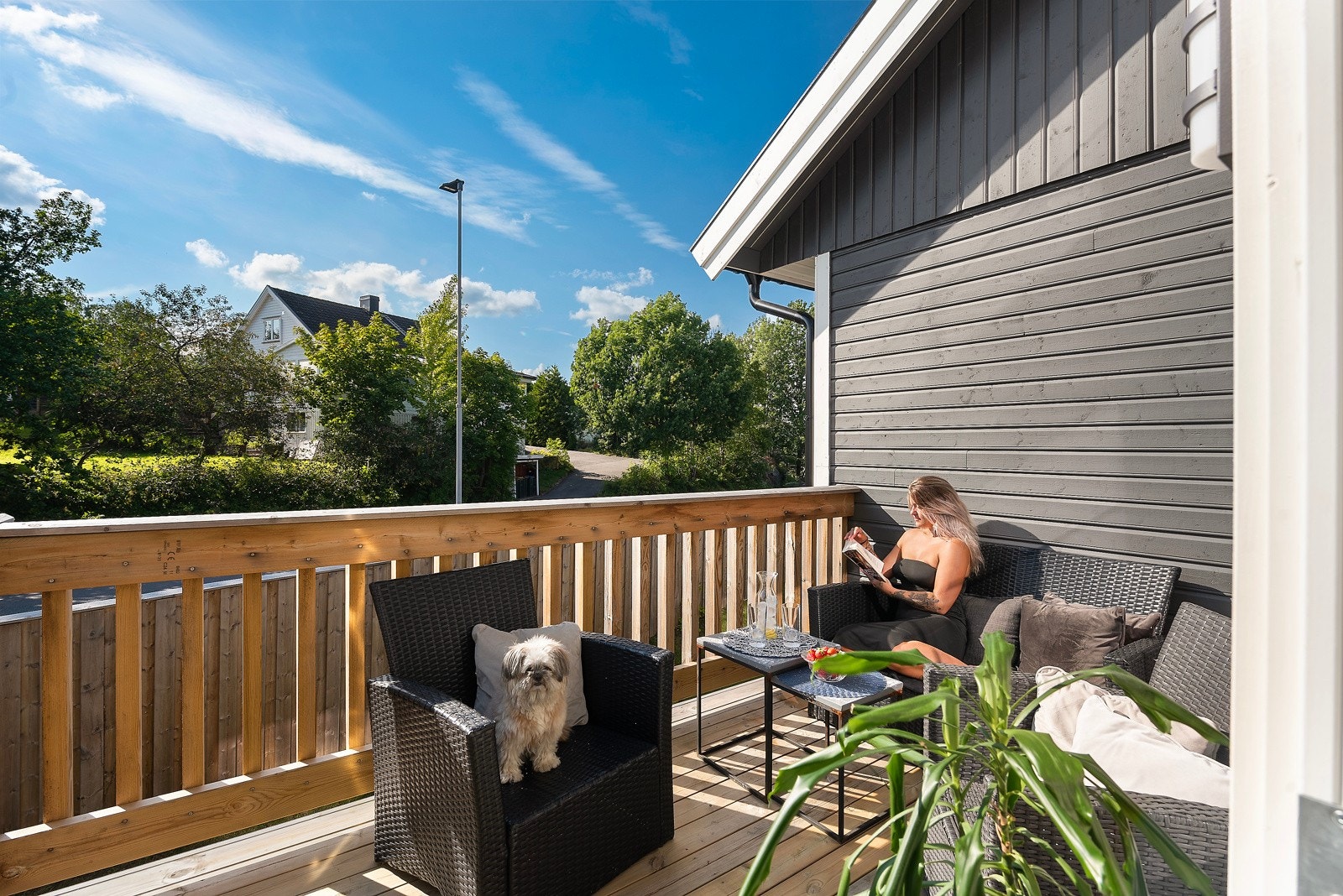 På sommerstid byr balkongen på flotte solforhold med sol fra kl. 12 og helt til den går ned. Galleribilde