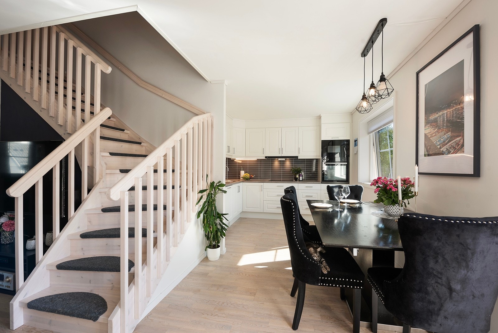 Kjøkkenet ligger i åpen løsning med stuen og har innredning i en klassisk stil som er lett å like. Galleribilde