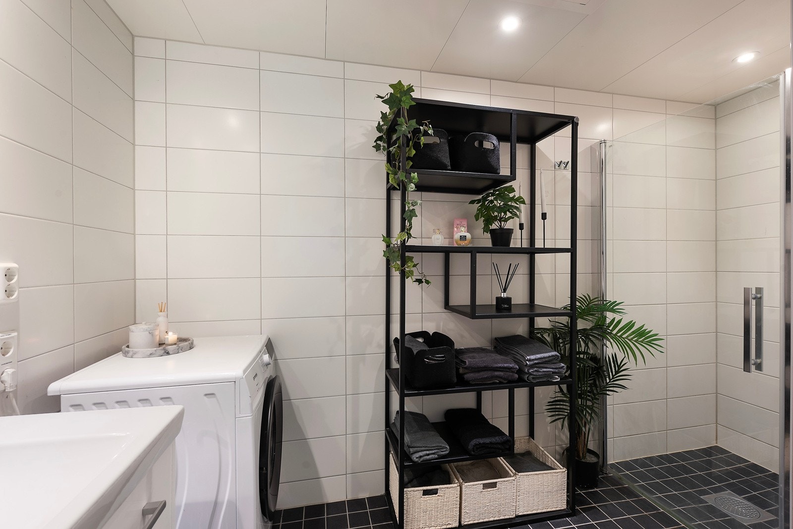 Badet i loftsetasjen har veggmontert toalett, dusjnisje med glassdør og opplegg for vaskemaskin. Galleribilde