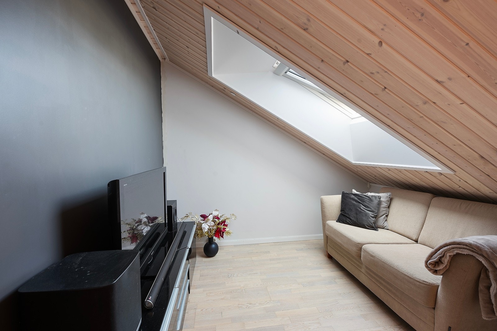 I loftstuen ligger en liten tv-stue, et praktisk ekstra rom som gir god fleksibilitet i familiehverdagen. Galleribilde