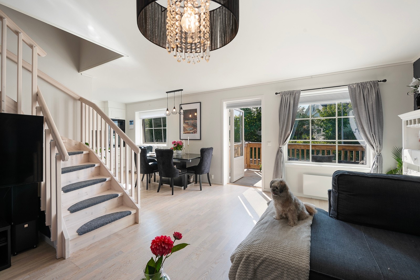 Hovedstuen i andre etasje ligger i åpen løsning med kjøkkenet med god plass til både sofagruppe, tv-møbel og spisebord. Galleribilde