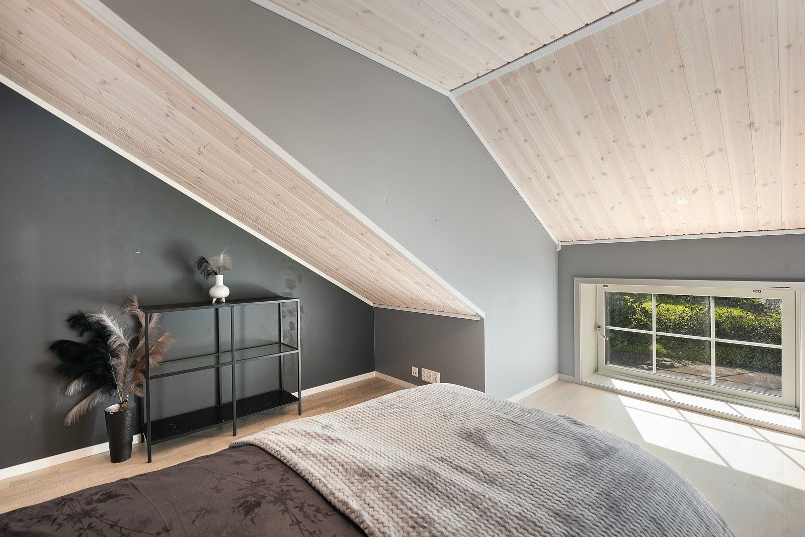 Leiligheten hadde opprinnelig ett soverom i loftsetasjen, men det er i senere tid etablert et ekstra rom hvor veggkonstruksjonen er satt opp av fagfolk i egen regi. Galleribilde