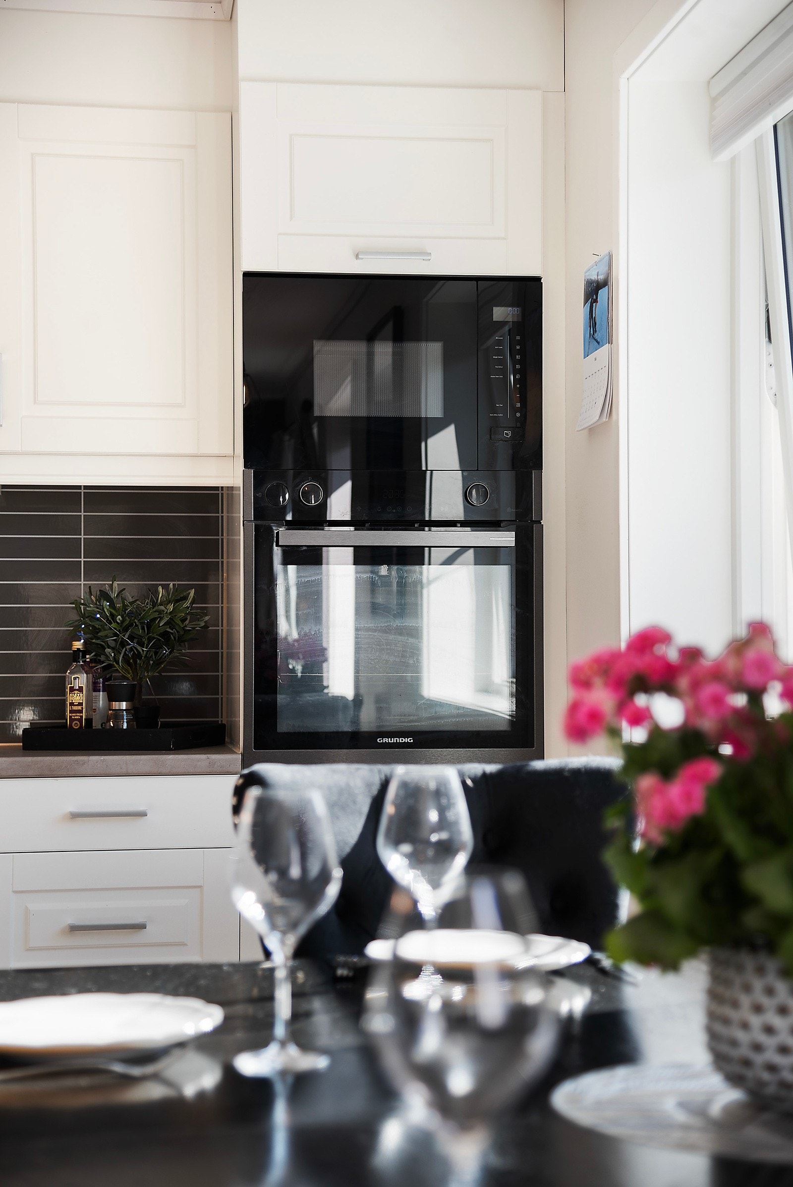 Integrert i innredningen er det både platetopp, mikrobølgeovn, stekeovn og oppvaskmaskin. Galleribilde